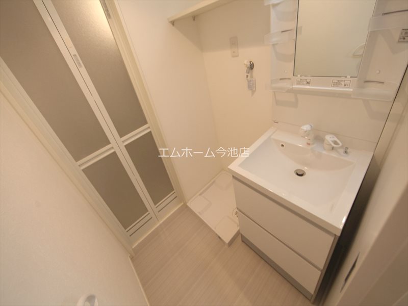 洗面設備　脱衣所　独立洗面台（シャンプードレッサー付）収納スペース有