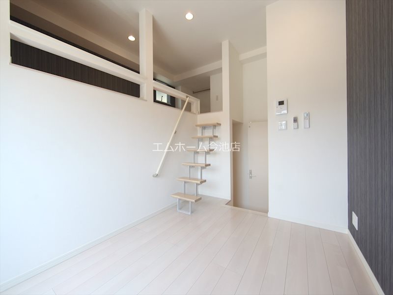 居室・リビング　洋室6.0帖　エアコン　階段でロフトに上がれます　バルコニー