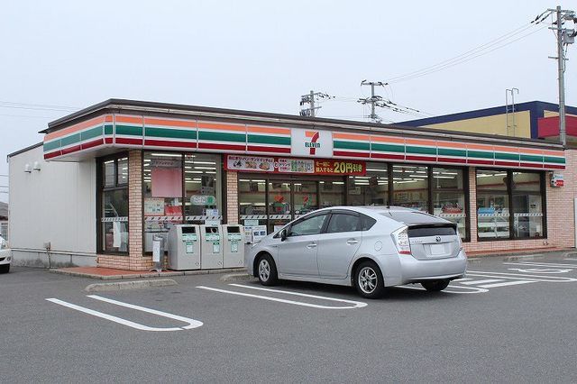 コンビニ　セブンイレブン　二里店（コンビニ）まで550m