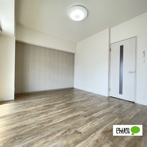 居室・リビング　同物件別部屋