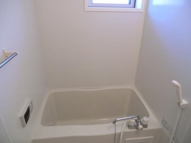 バス・シャワールーム　窓付きのお風呂