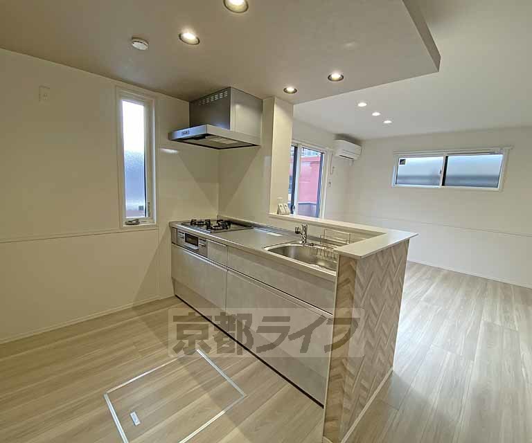 キッチン　開放感のあるオープンカウンターキッチンです。