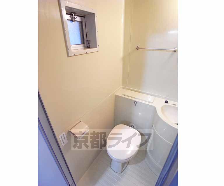 トイレ　小窓のあるＵＢのトイレットです。