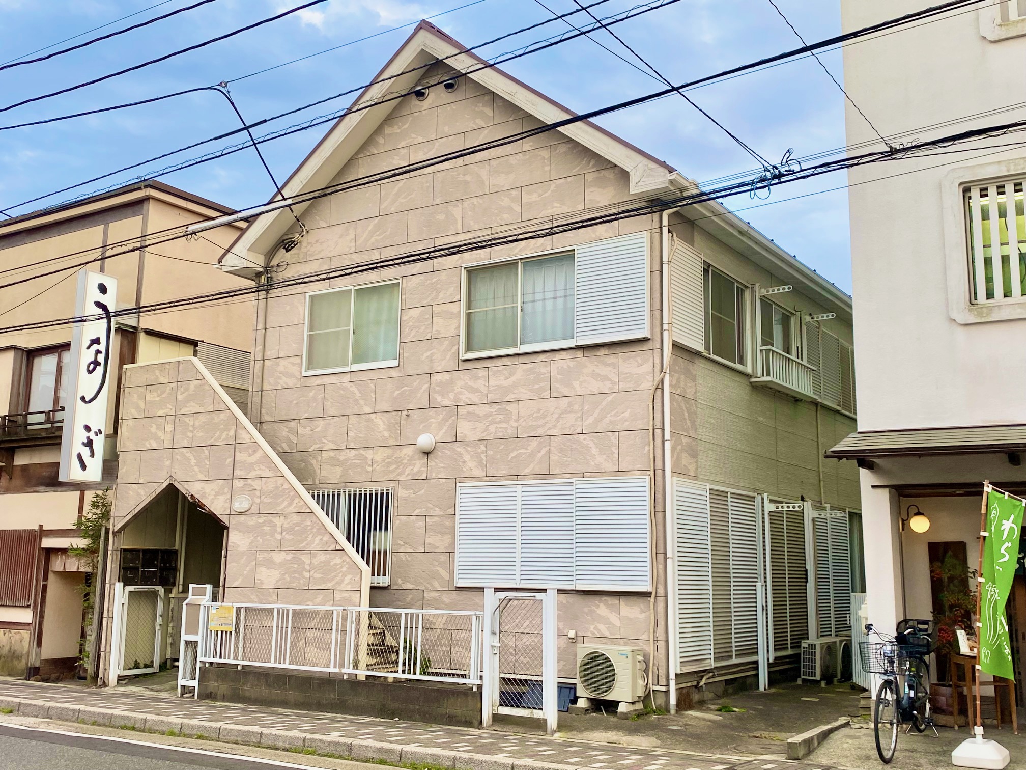 建物外観　由比ガ浜通りに面する便利な立地