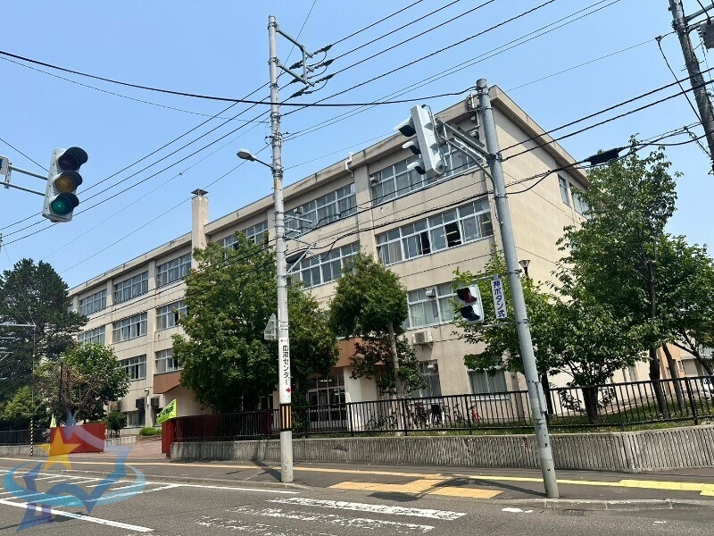中学校　札幌市立陵北中学校（中学校）まで1704m