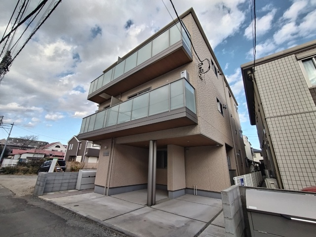 建物外観　奥に駐輪場もあります