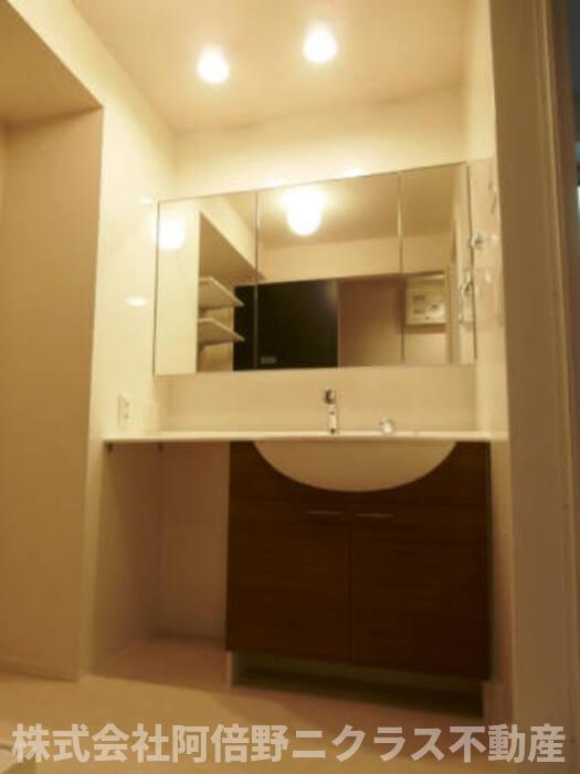 洗面設備　内装は別部屋の参考写真です。