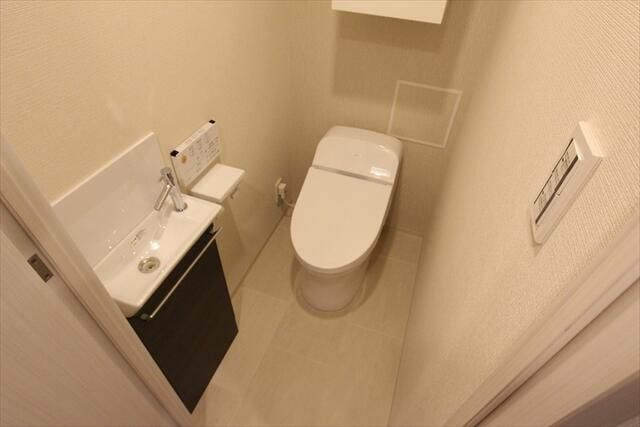 トイレ　落ち着いた色調のトイレです