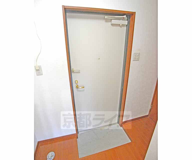 玄関　シンプルなデザインの玄関です。