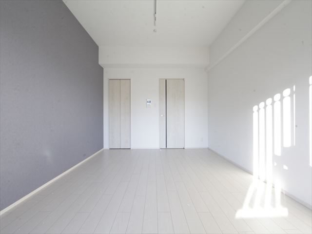 居室・リビング　洋室10.0帖　エアコン付　バルコニーに面しています