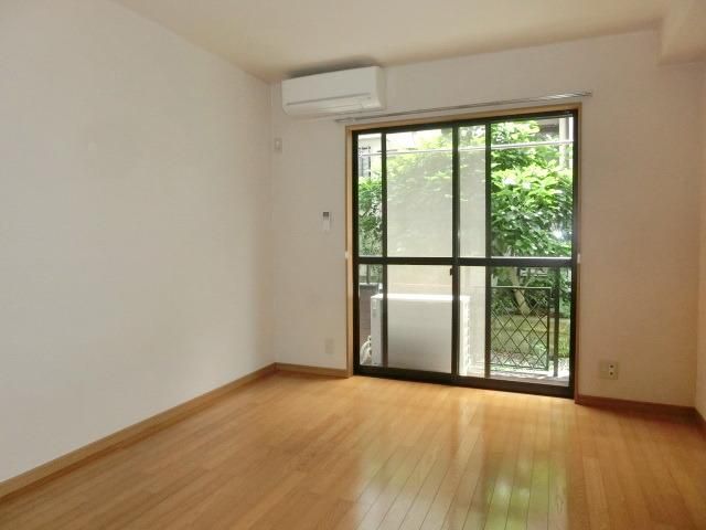 居室・リビング　開口南向き日当たり良好