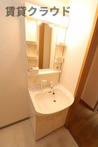 洗面設備　明るい洗面所です