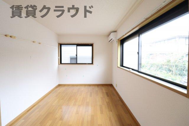 その他部屋・スペース　落ち着いた色調の寝室です