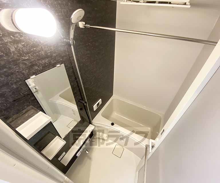 バス・シャワールーム　鏡のある便利なお風呂