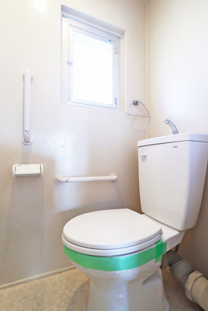 トイレ　換気ができる小窓付きのトイレ