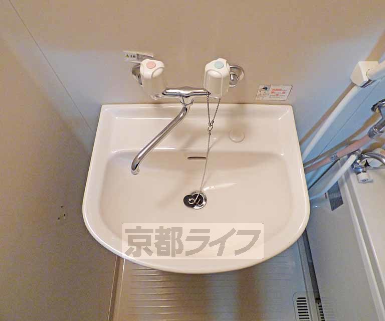 洗面設備　綺麗な洗面台です。