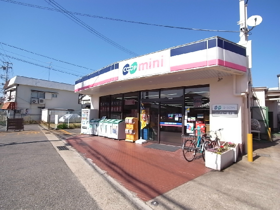 スーパー　コープミニ霞ヶ丘（スーパー）まで181m