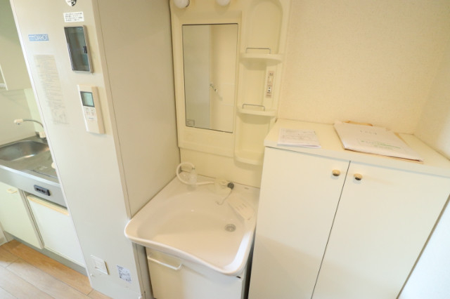 洗面設備　綺麗な洗面台です