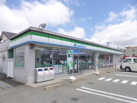 コンビニ　ファミリーマート伊勢上地店（コンビニ）まで1598m