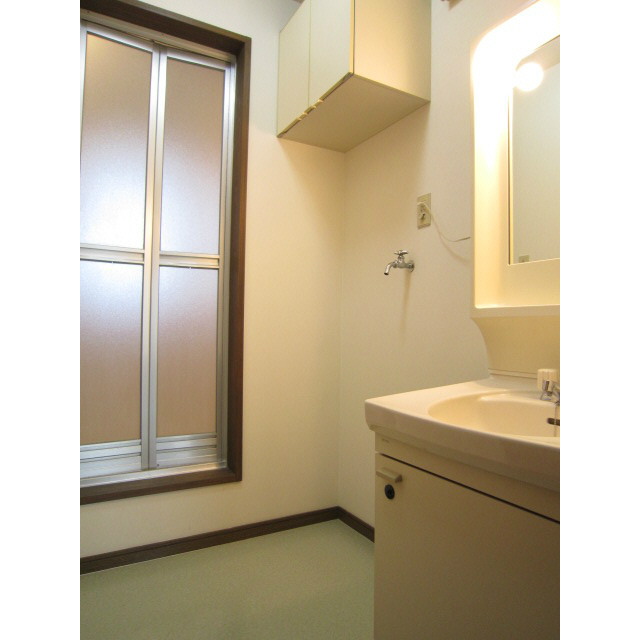 洗面設備　便利な収納棚あります