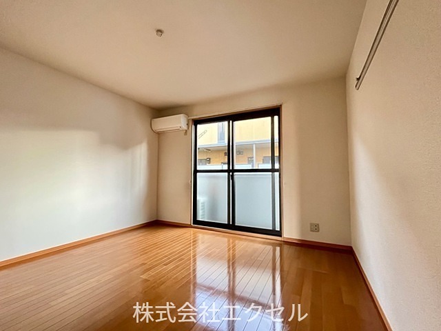 居室・リビング　エアコン完備の明るい室内です。