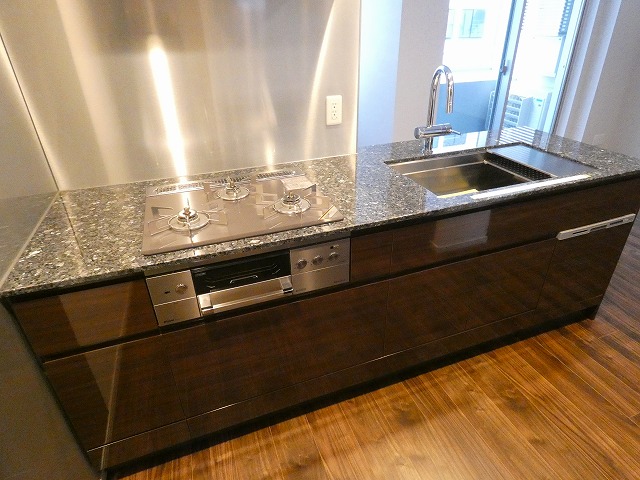 キッチン　コンパクトなキッチンで掃除もラクラク