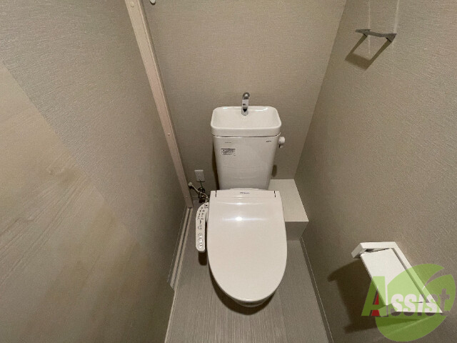 トイレ　ウォシュレット付きです。オシリに優しい設備です。