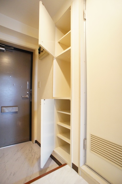 玄関　下駄箱付なので、玄関はいつでもスッキリ片付きますね☆