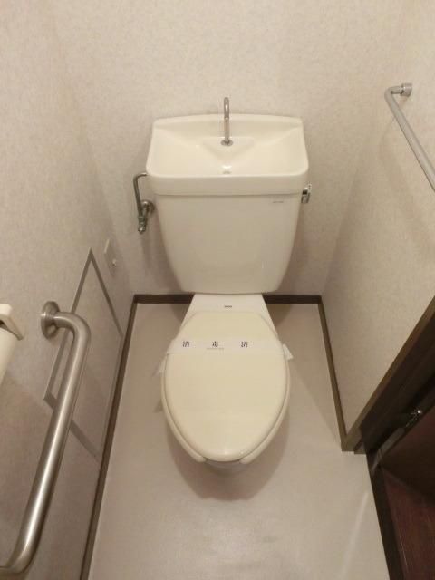 トイレ　バストイレ別　手すり完備