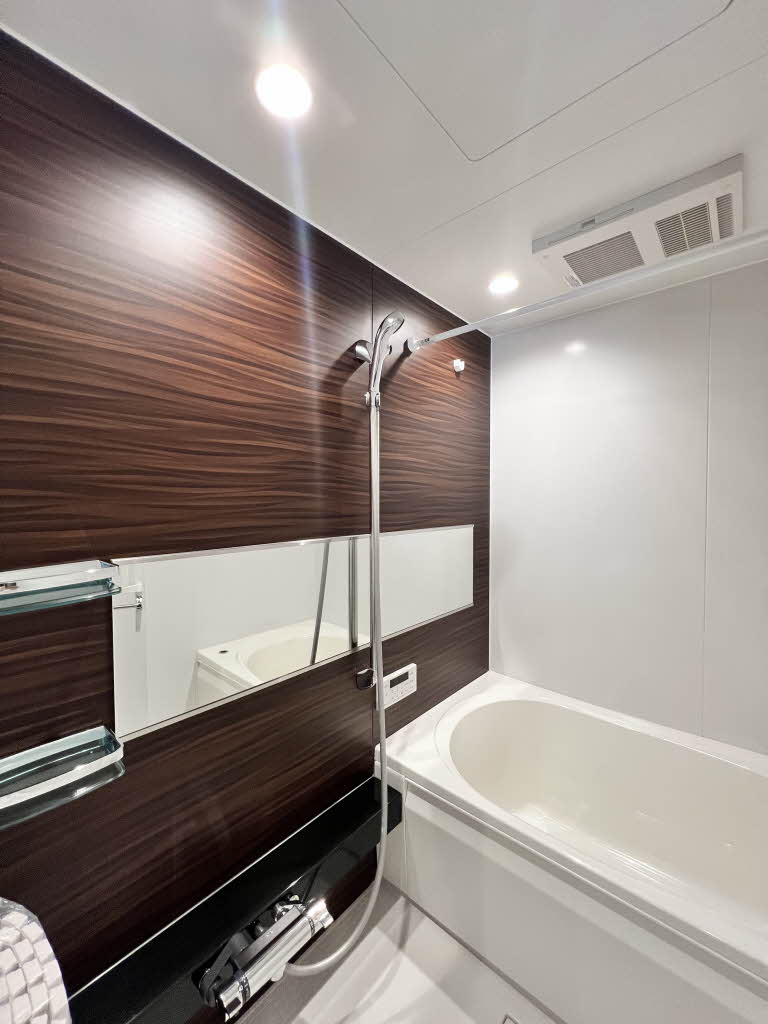 バス・シャワールーム　浴室乾燥機・追い焚き機能付き♪