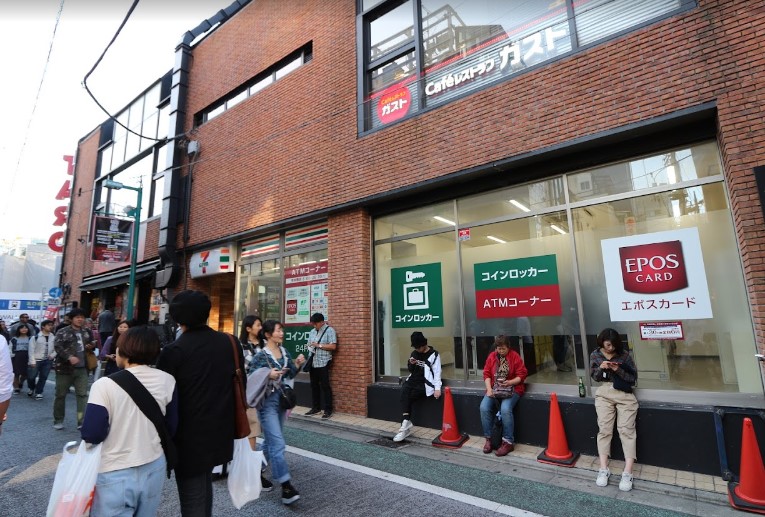 コンビニ　セブンイレブン下北沢駅南西口店（コンビニ）まで450m