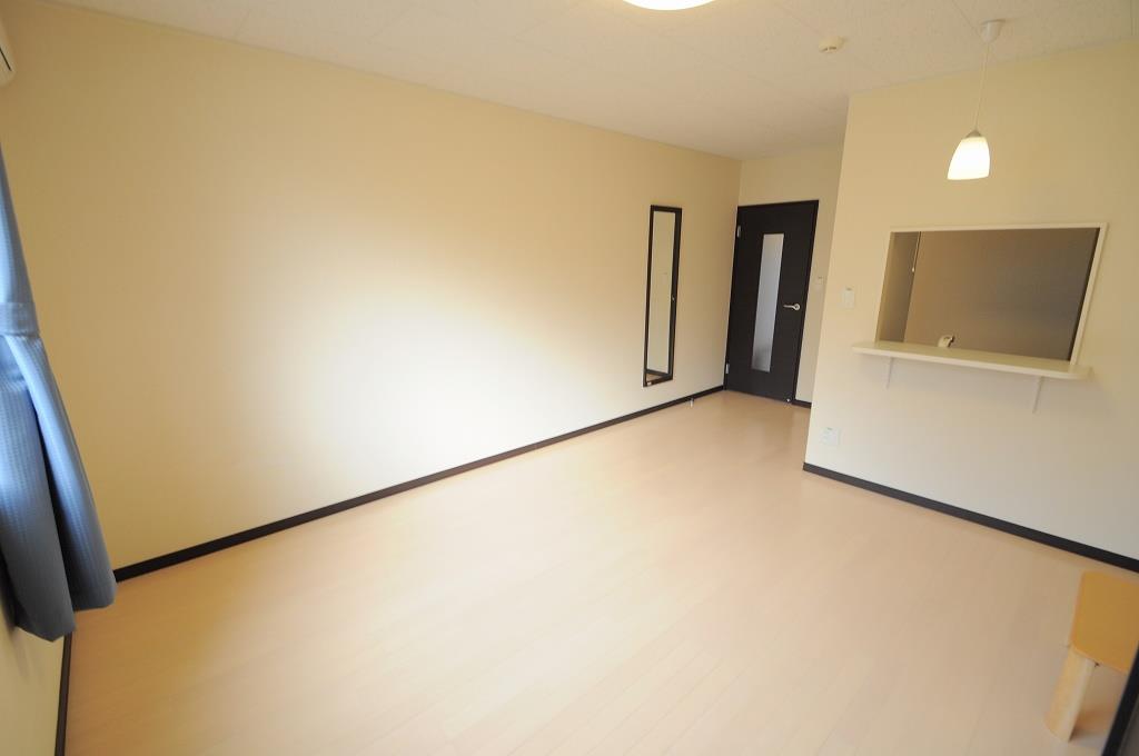 居室・リビング　こげ茶色が基調の落ち着いたお部屋になります