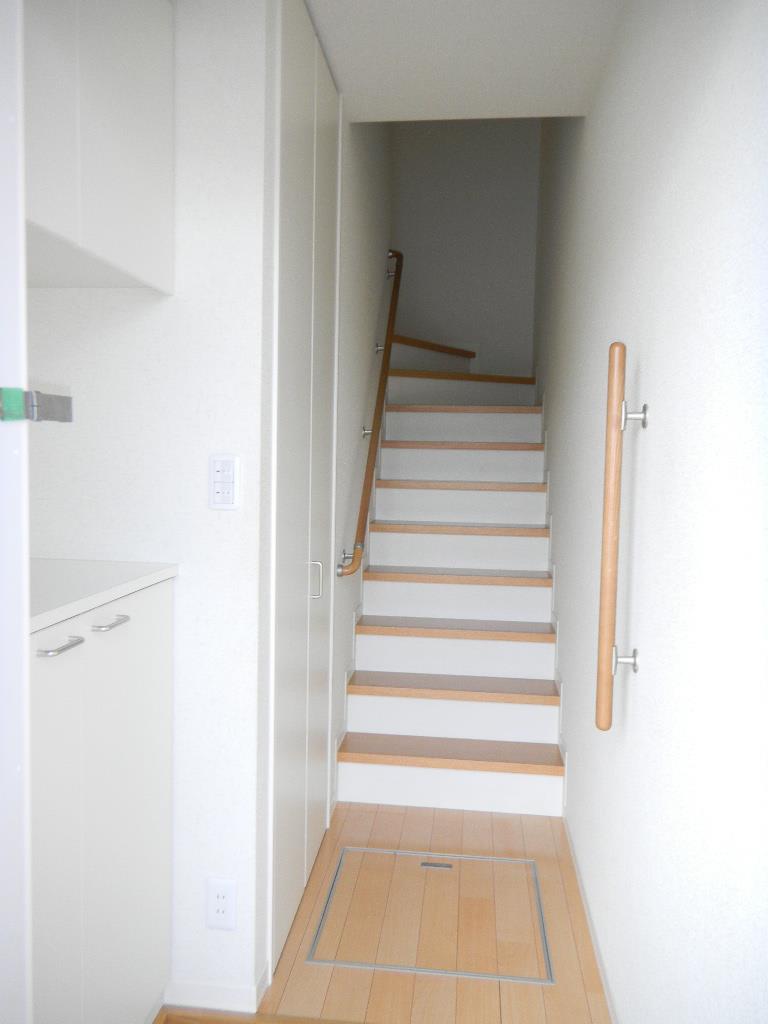 玄関　中階段ですぐにお部屋に入れます＾＾