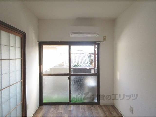 居室・リビング　床も壁もピカピカです