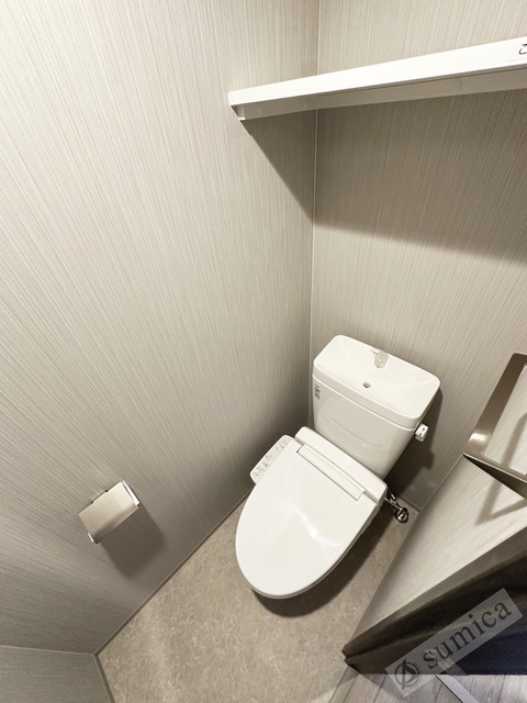 トイレ　人気アイテムの温水洗浄便座。清潔感のあるトイレです。