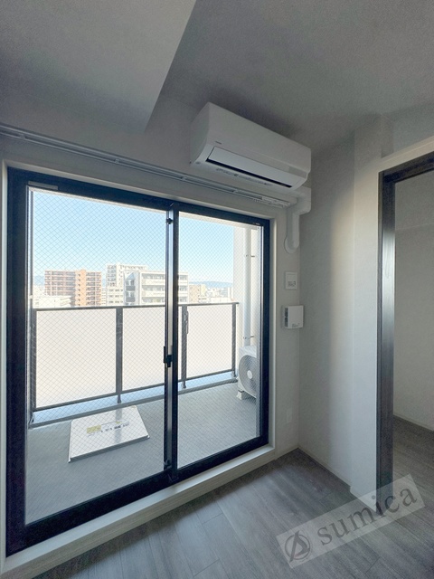 バルコニー　内装は落ち着いています。おおきな窓で明るさを演出。