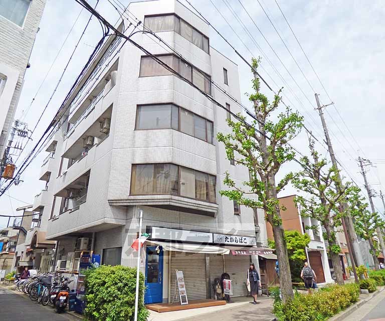 建物外観　大通りに面しています。