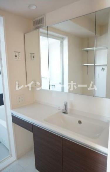 洗面設備　スペースが確保できる洗面所です