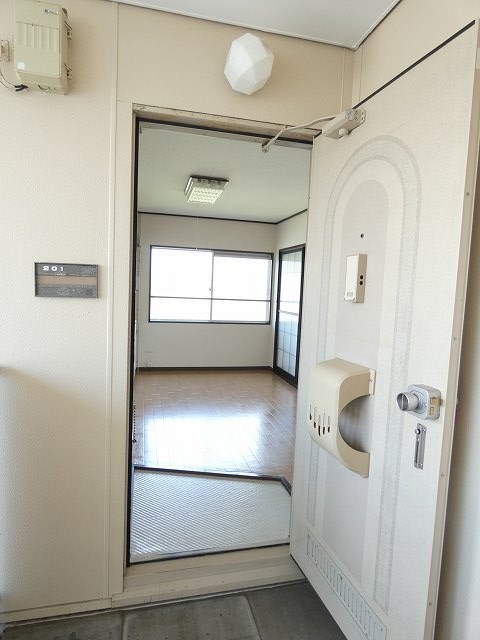 玄関　写真は201号室です(参考)