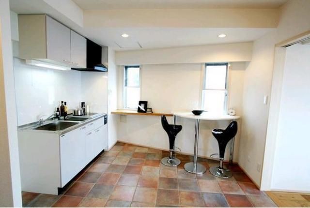 キッチン　２口ＩＨキッチン　タイル貼りの床