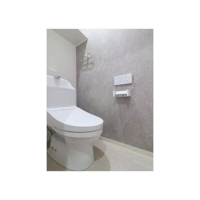 トイレ　人気アイテムの温水洗浄便座。清潔感のあるトイレです。