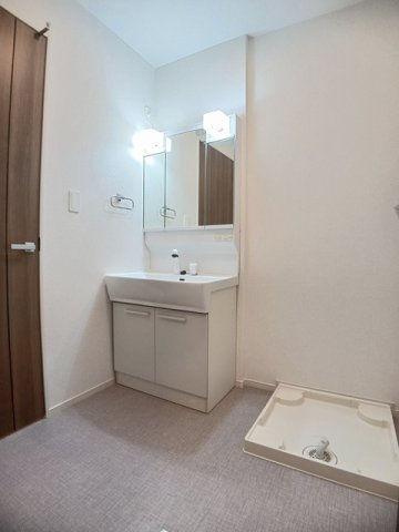 洗面設備　明るい洗面所です