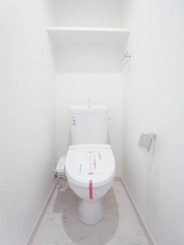 トイレ　温水洗浄便座付きです