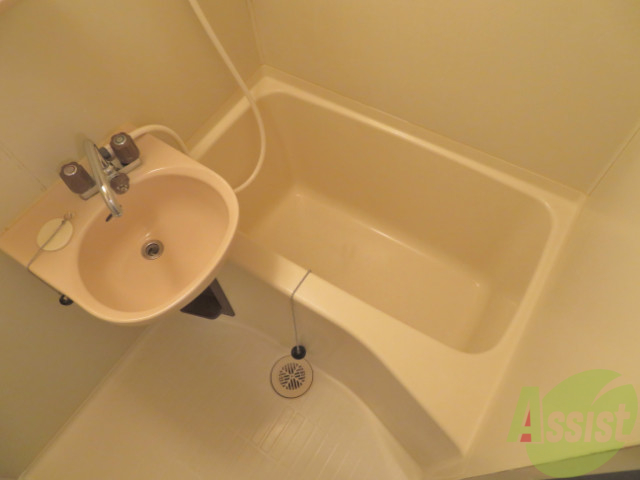 バス・シャワールーム　お風呂です。一日の疲れをここで流しましょう