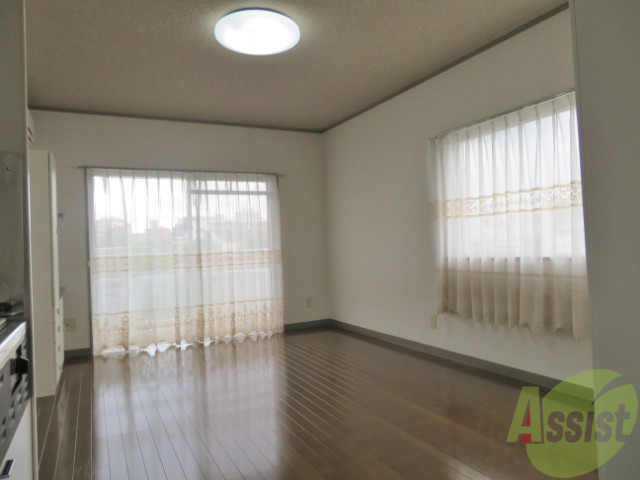 居室・リビング　１１帖の洋室です。広々として、きれいですね。