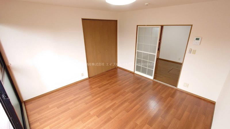 居室・リビング　リビングには大きな収納があります！