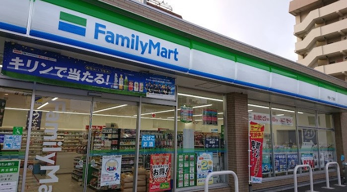 コンビニ　ファミリーマート 平安一丁目店（コンビニ）まで142m