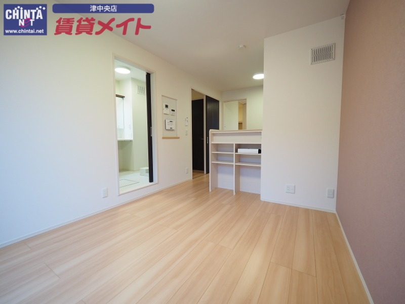 居室・リビング　別部屋参考写真です。