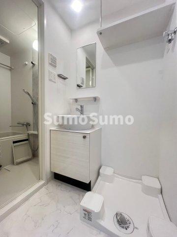 洗面設備　明るい洗面所です