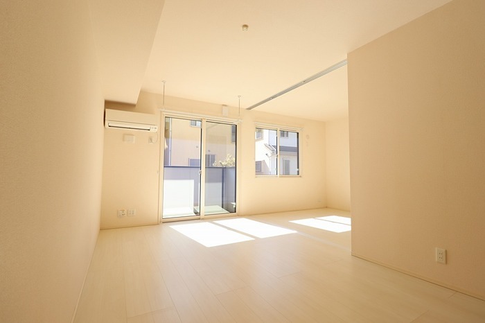 居室・リビング　明るいリビングです。